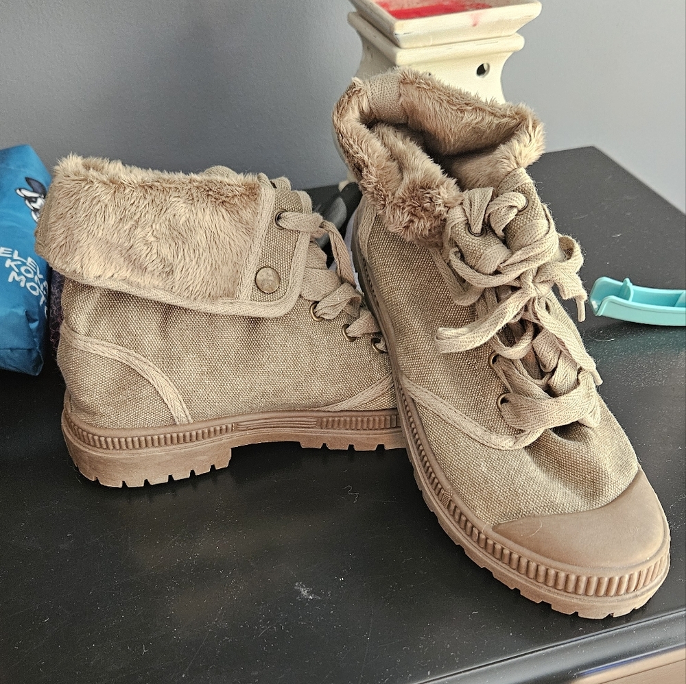 Combat boots